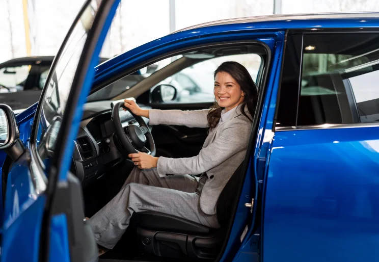 Motorista ao volante de um carro novo